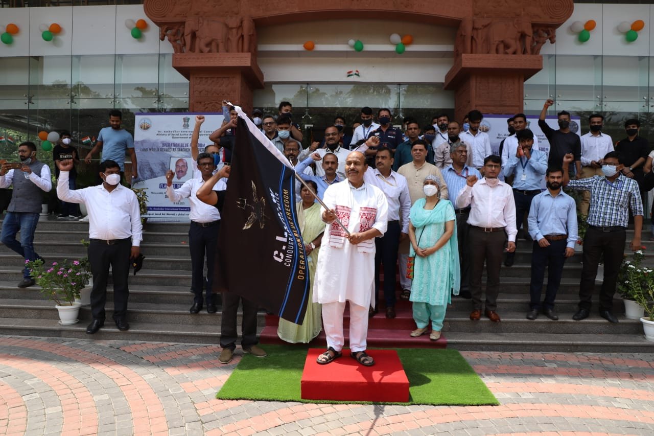 Hon’ble Minister for Social Justice and Empowerment Dr. Virendra Kumar flags-off World Record Expedition team of People with Disabilities to Siachen Glacier from New Delhi