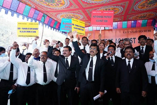 Workers and Esteemed Investors of  Sahara protest against SEBI in Large Numbers