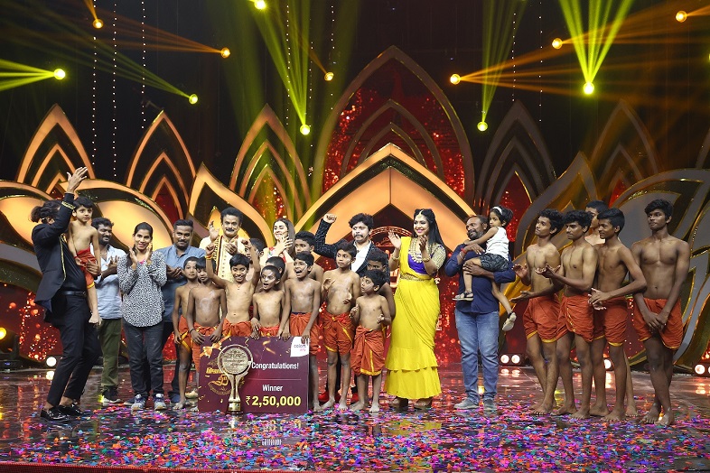 Drona Academy lift the prestigious trophy of Vellum Thiramai at the grand finale