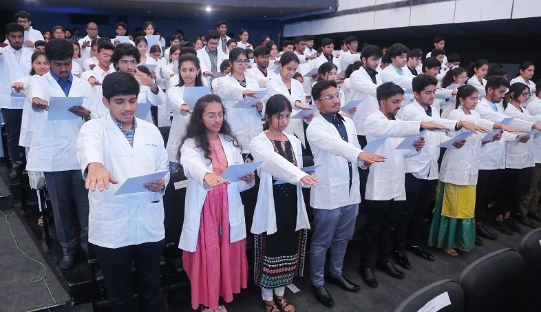Apollo Institute of Medical Sciences & Research hosts ‘White Coat Ceremony’ to welcome the Class of 2022 students!