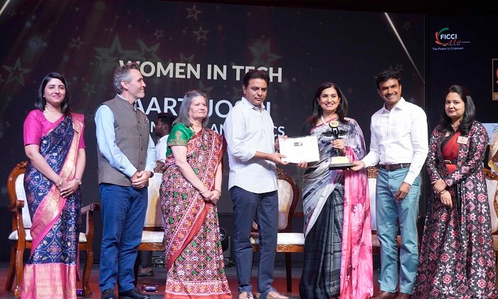 KT Rama Rao presents Aarti Joshi, CEO Modak Analytics, FLO Hyderabad Business Award