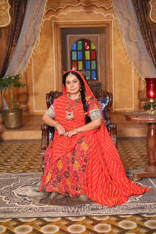 Neelu Vaghela as Dhruv's mother